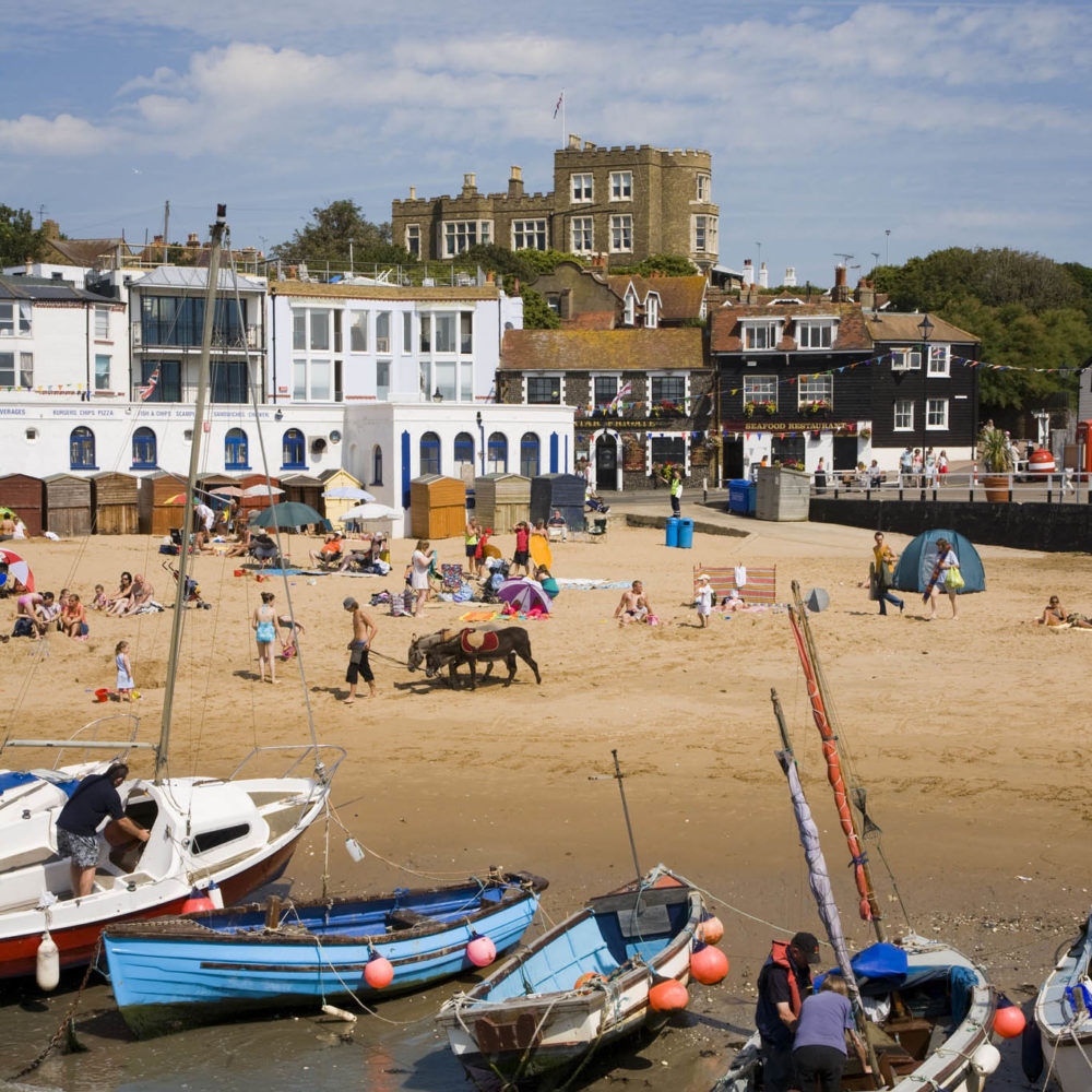 Pequenos barcos na praia de Broadstairs na Ilha de Thanet em Kent.